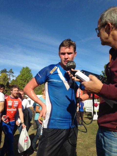 Martin Regborn intervjuas av Bosse Magnusson på P4 Örebro efter bronsmedaljen. Foto: Sverker Regborn